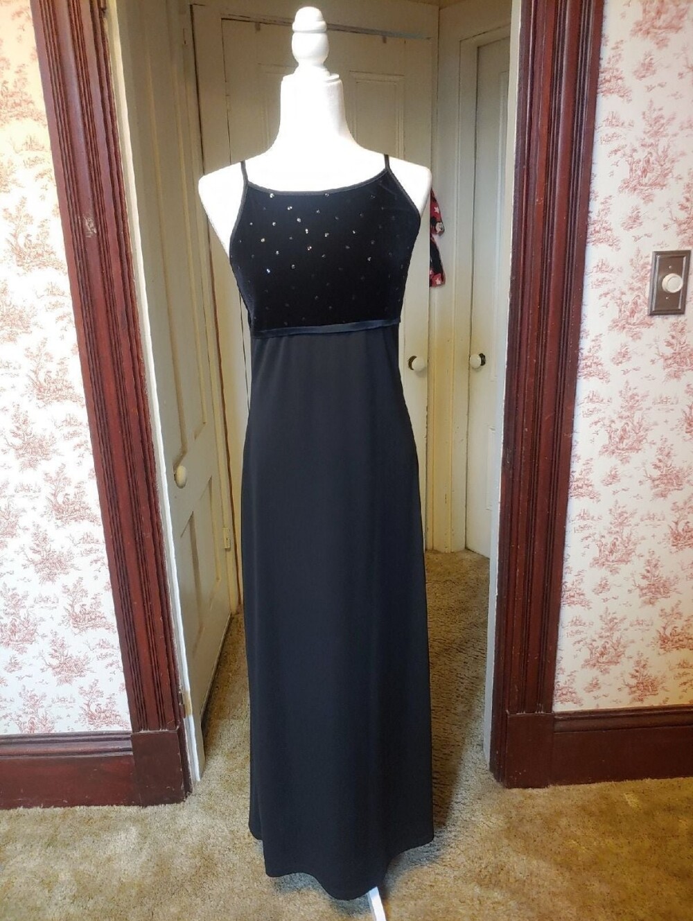 Elegant Black Sleeveless Gown